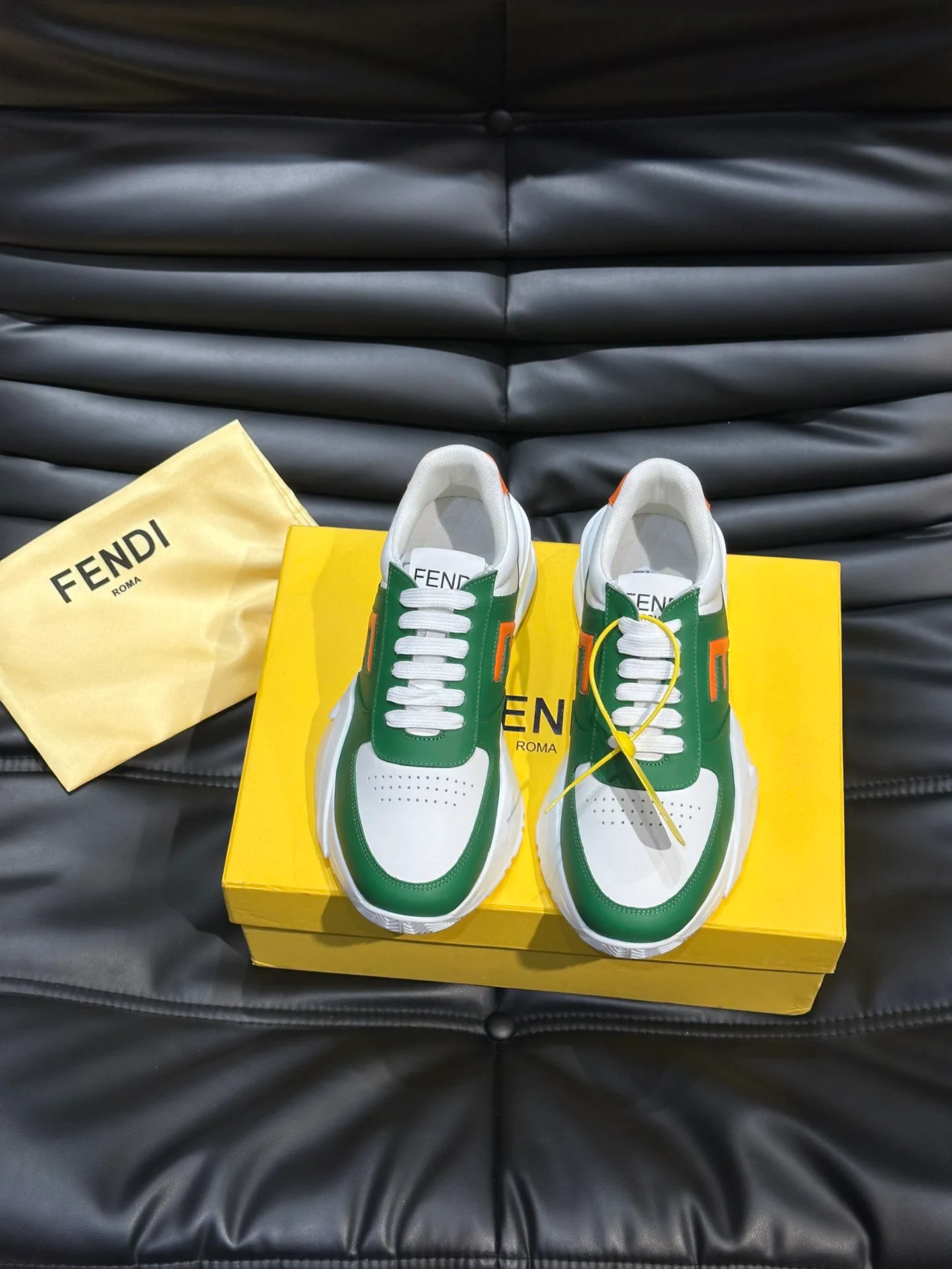 Men's Men's Shoes 💰p560 "FEND*" Men's new lace-up sports shoes are shipped, adopting the popular version design in recent years, and the appearance is fashionable and elegant. Made of high-tech fabrics and suede leather, with Framilon inlays, the shoe body is matched with simple colors, and it looks great on the feet. Diagonally F-shaped three-dimensional corrugated rubber sole, with a 3D style running through the heel. The tongue and sides are decorated with screen-printed FENDI words to interpret the brand style. Paired with fabric lining and foot pads, your feet are comfortable, breathable and full of fashion! Size: 38-44